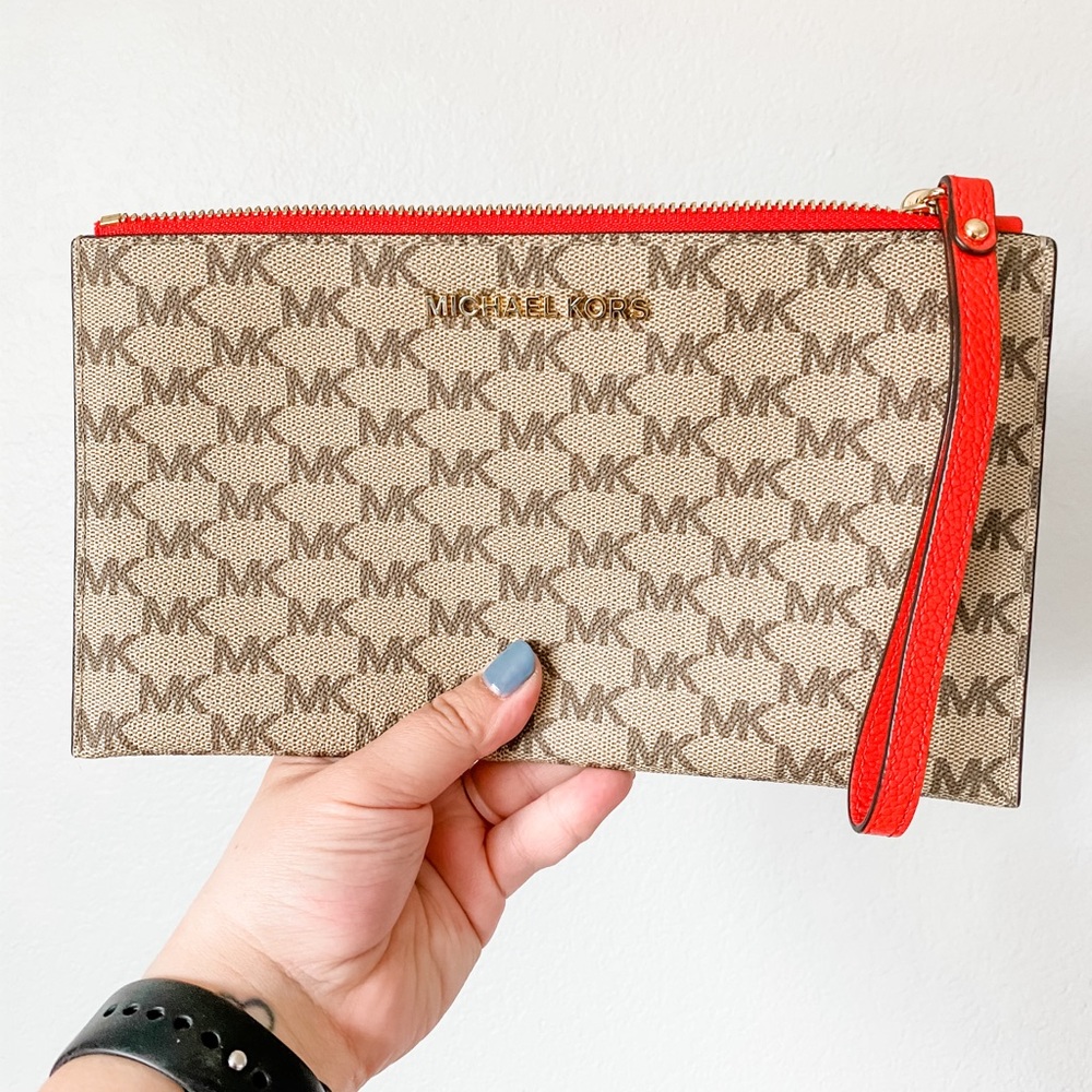 Michael Kors Logo Clutch ✨